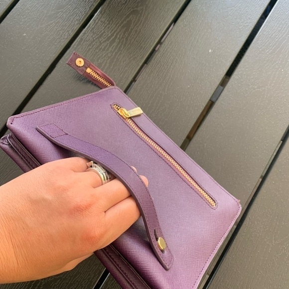 danier leather purple pouchette. Hand strap. Gold zipper. - Picture 10 of 11
